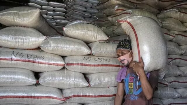 Harga Beras Melambung, Pedagang Susah, Rakyat Menjerit