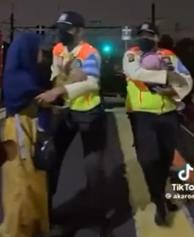 Petugas pengamanan stasiun