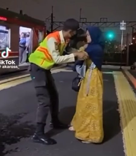 Petugas pengamanan stasiun