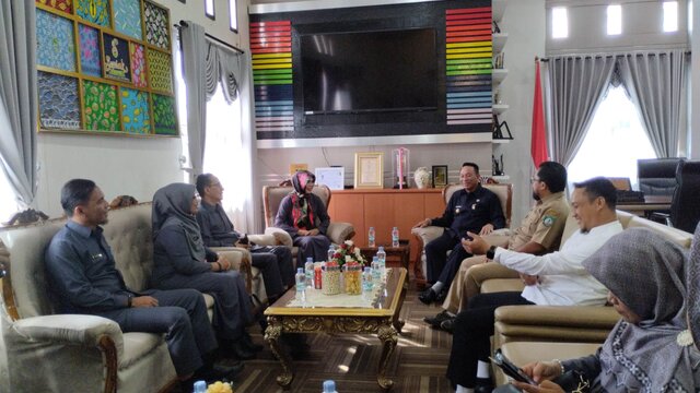 Bupati Beltim Meneguhkan Komitmen Keterbukaan Informasi Publik dengan Kunjungan Tim Monev KI Babel