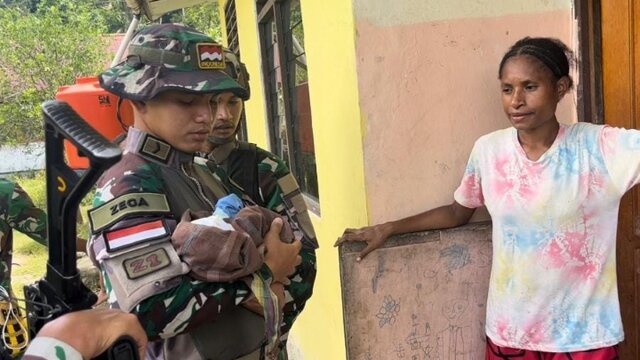 Satgas Yonif 122/TS Bagikan Susu Kepada Bayi Yang Kehilangan Ibunya