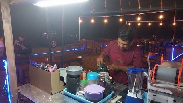 Jembatan Emas Pangkalpinang Menyimpan Keajaiban: Malam Penuh Kopi dan Nasi Gila di Kedai Kopi Lintas