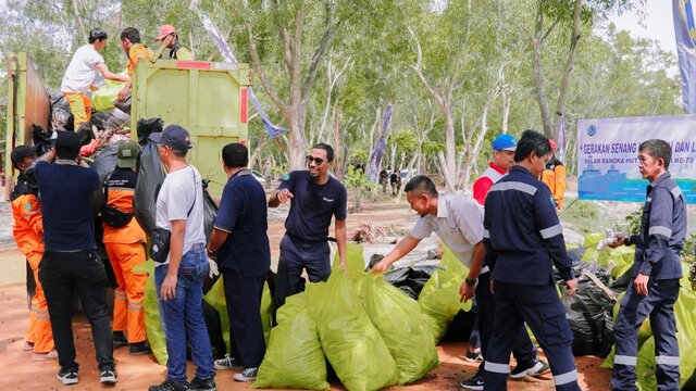 PT Timah Tbk dan Lanal Babel Bersihkan Pantai Muara Tengkorak, Kumpulkan 1 Ton Sampah