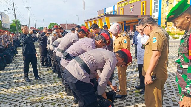 Pemkot Ikut Memeriksa Kondisi dan Perlengkapan Personil PAM Pemilu 2024 Polresta Pangkalpinang 