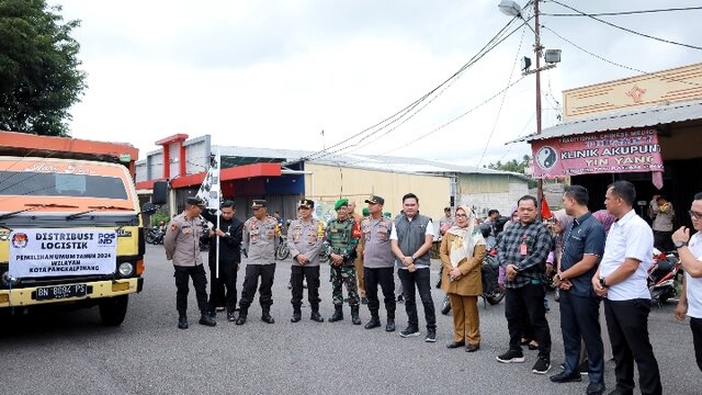 Pj Walikota Melepas Pendistribusian Logistik Pemilu 2024 dari Gudang KPU Kota Pangkalpinang