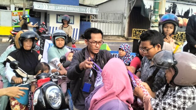 DPC PJS Bangka Selatan Bagikan 500 Paket Takjil di Tugu Adipura Toboali