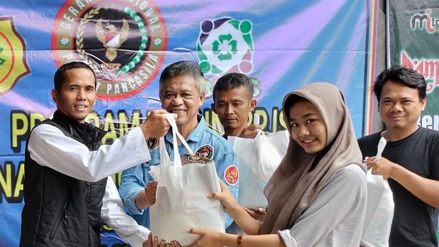 Pembagian Al Quran dan Perangkat Sholat di Pesantren Jawa Barat oleh Keluarga Prabowo Subianto