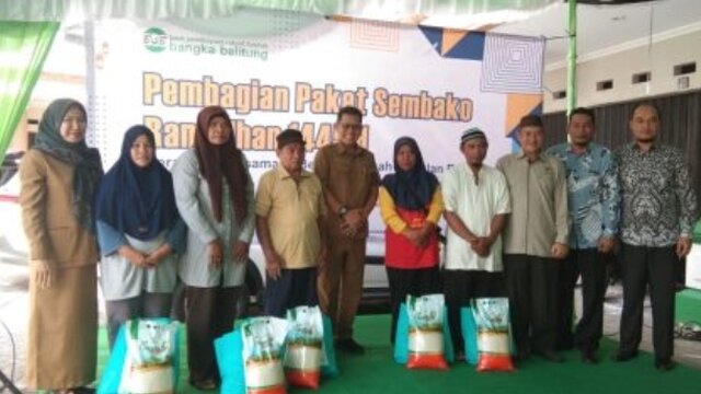 Pemkot Pangkalpinang Serahkan Paket Bahan Kebutuhan Pokok dari BPRS Babel ke Mustahik