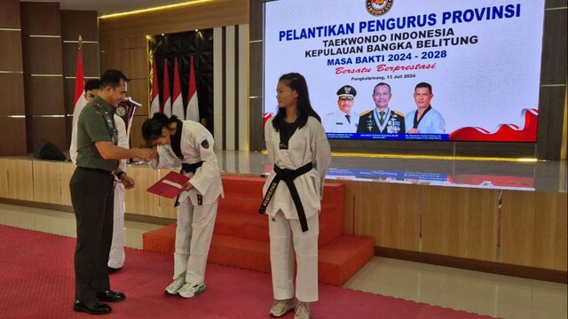 3 Atlit PON Taekwondo Babel Terima Uang Pembinaan Dari Danrem 045/Gaya