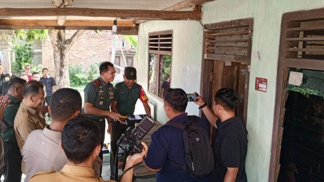 TNI AD Korem 045/Gaya Renovasi Rumah Warga Miskin di Rambak Kabupaten Bangka
