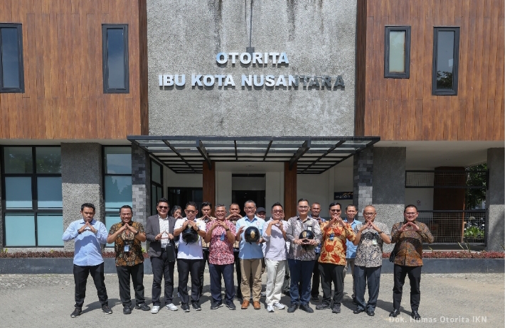 Otorita IKN Terima 3000 Helm Berlogo Nusantara Dari Sponsor