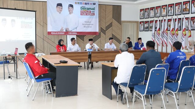 Erzaldi Rosman-Yuri Kemal Daftar ke KPU Babel Dengan Cara Unik dan Merakyat