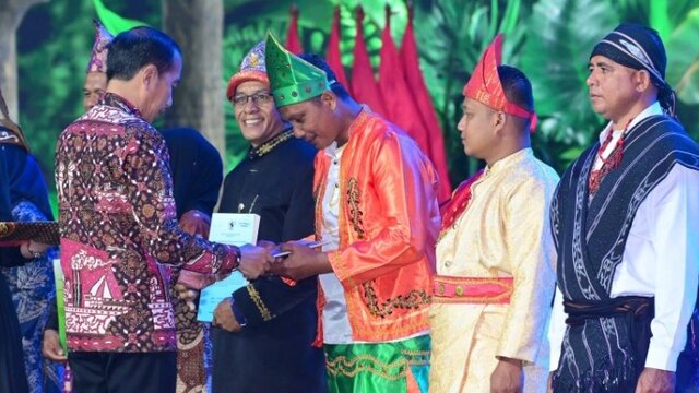 Jokowi Serahkan SK Hutan Sosial dan SK TORA di Festival LIKE 2