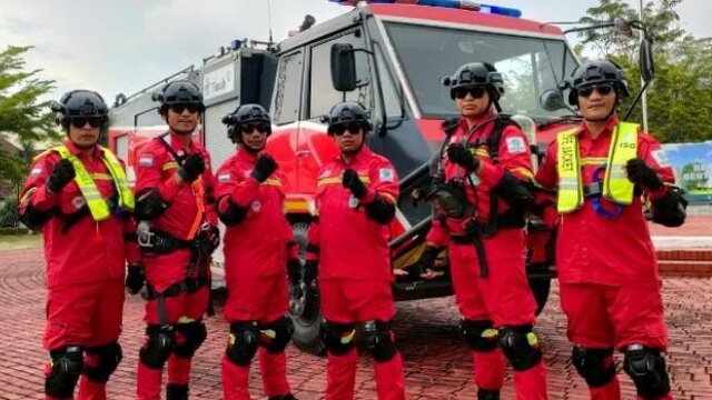 Tim Damkar PT Timah Berjibaku Padamkan Kebakaran di Kampung Bintang Bersama Damkar Kota Pangkalpinang
