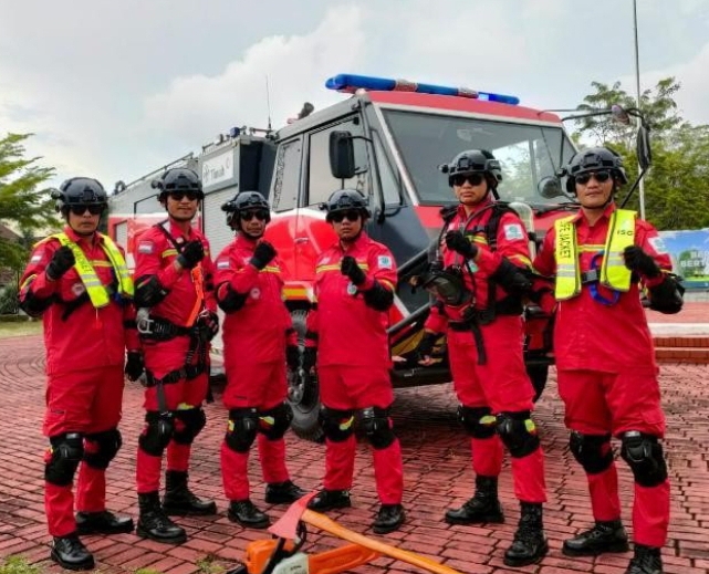 Tim Damkar PT Timah Berjibaku Padamkan Kebakaran di Kampung Bintang Bersama Damkar Kota Pangkalpinang