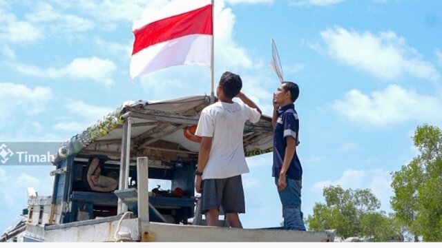 Tumbuhkan Semangat Nasionalisme : PT Timah Bagikan 480 Lembar Bendera Merah Putih ke Warga