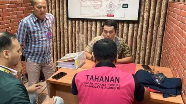 Jaksa Penyidik Serahkan FL Tersangka Korupsi Timah ke JPU Kejari Jaksel