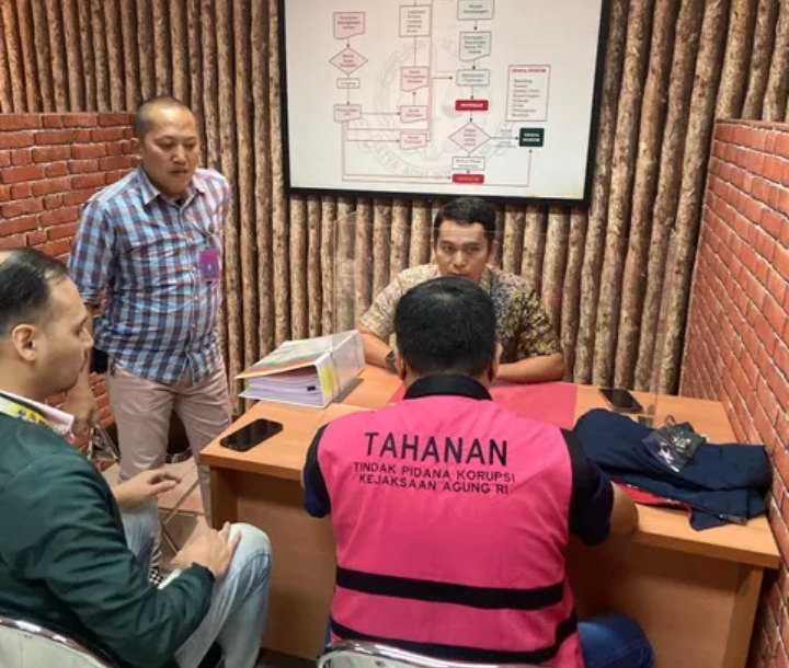 Jaksa Penyidik Serahkan FL Tersangka Korupsi Timah ke JPU Kejari Jaksel
