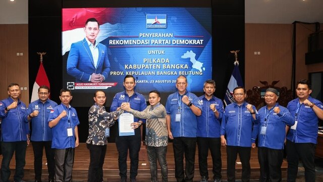 AHY Serahkan SK Rekomendasi Partai Demokrat Kepada Pasangan Mulkan-Ramadian Maju ke Pilkada 2024