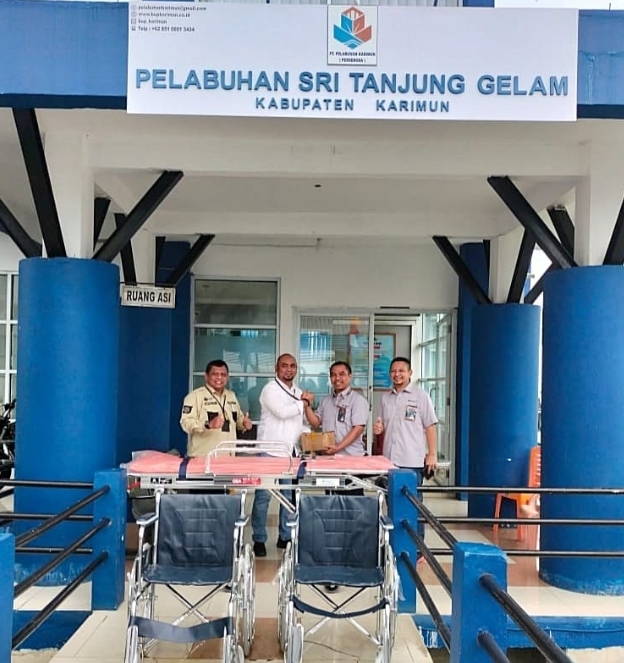 Permudah Masyarakat yang Sakit di Karimun, PT Timah Bantu Kursi Roda dan Tandu Pasien