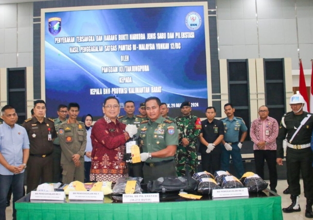 Pangdam XII/Tanjungpura Serahkan Tersangka dan Barang Bukti Narkoba ke BNN Kalbar
