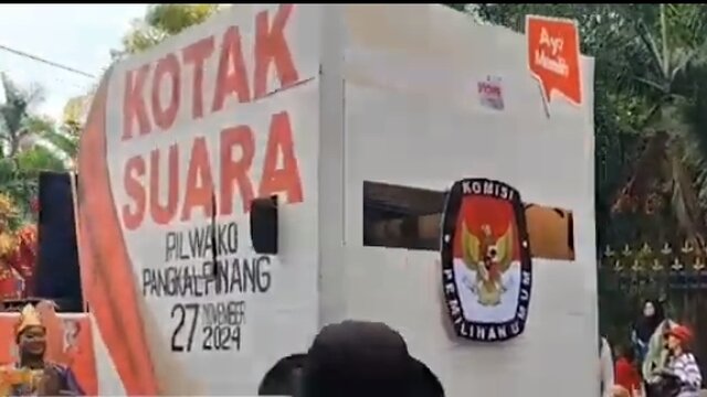 Karnaval Kendaraan Hias HUT RI : KPU Pangkalpinang Hadirkan Truk Tronton Kotak Suara