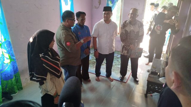 3 Anak Yatim di Desa Terak Kabupaten Bateng Terima Bantuan Perbaikan Rumah dari Erzaldi Rosman