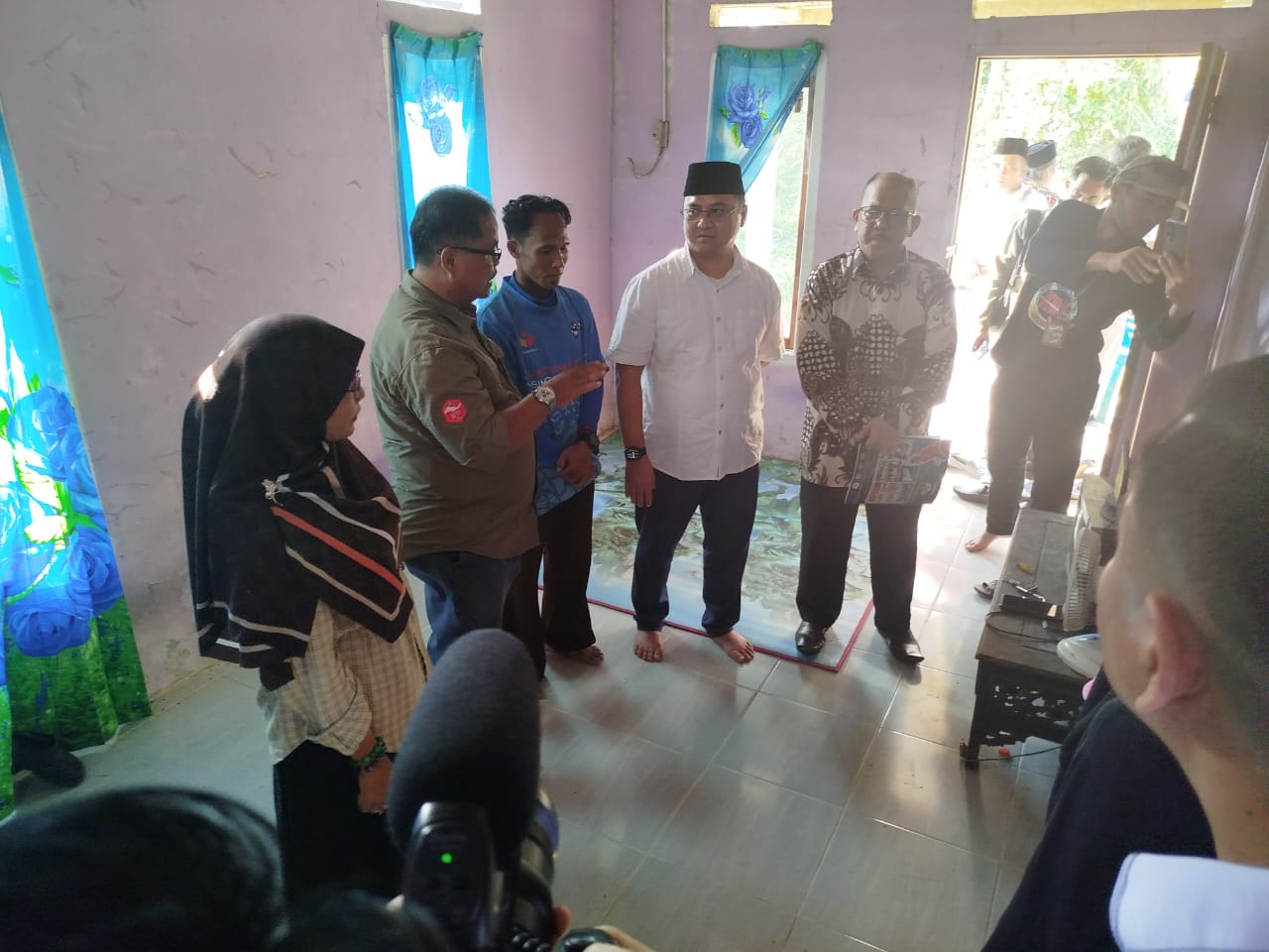 3 Anak Yatim di Desa Terak Kabupaten Bateng Terima Bantuan Perbaikan Rumah dari Erzaldi Rosman