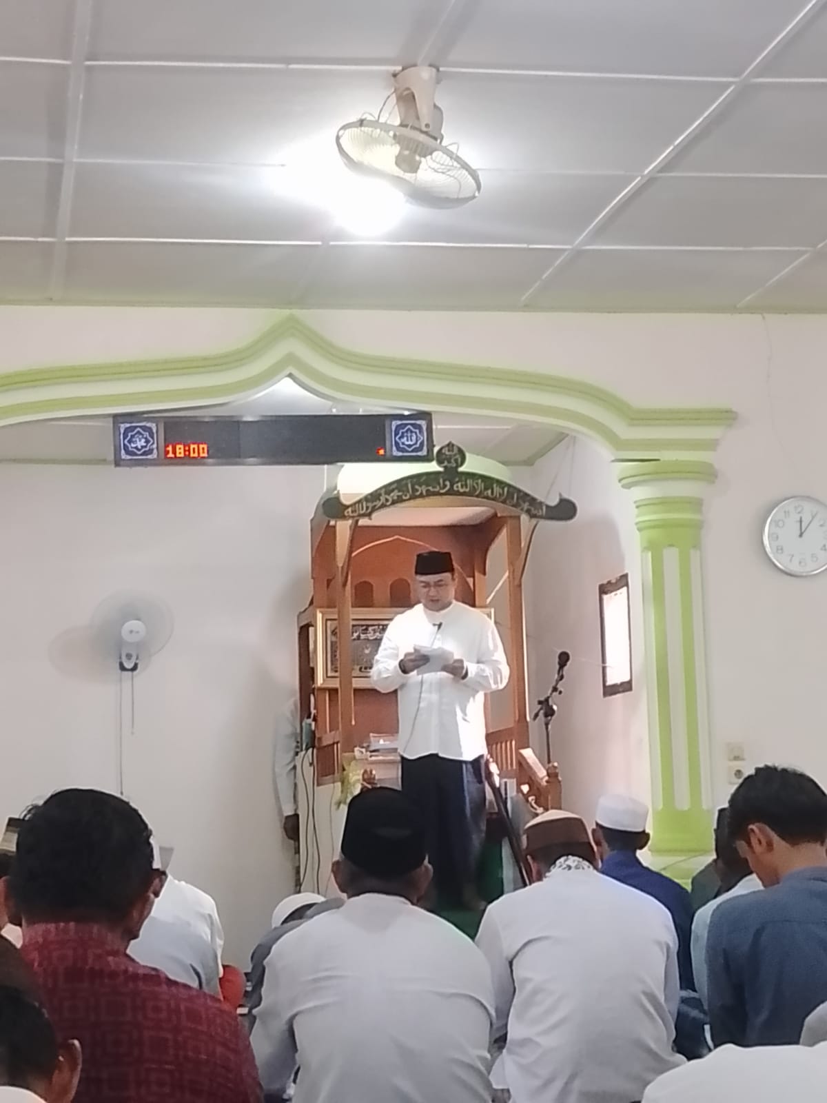 Erzaldi Rosman Sampaikan Pesan Nabi Muhammad SAW dalam Khutbah Jum'at di Banyu Asin