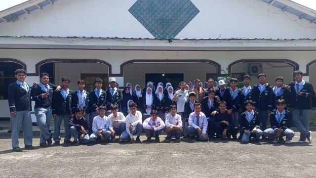 45 Pelajar Madrasah Aliyah Mentok Kunjungi Divisi Pengolahan dan Peleburan PT Timah