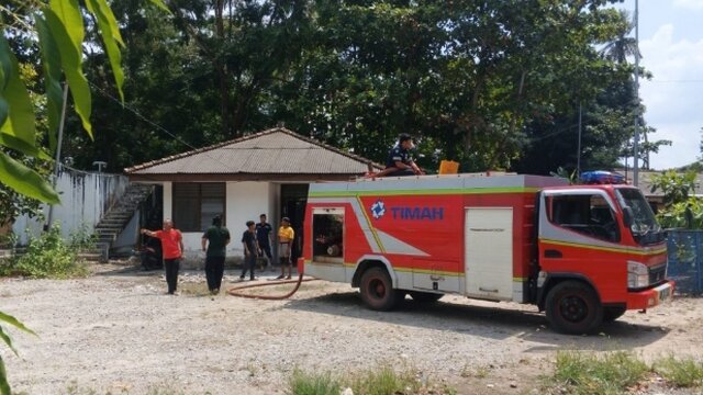 Ruang Tunggu Penumpang Kapal di Pelabuhan Belinyu Terbakar, Tim Damkar PT Timah Gercep Padamkan Api