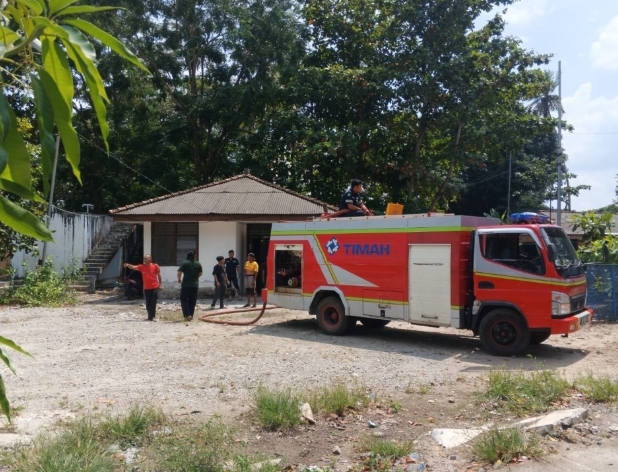 Ruang Tunggu Penumpang Kapal di Pelabuhan Belinyu Terbakar, Tim Damkar PT Timah Gercep Padamkan Api