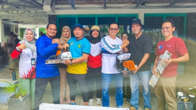 Dukung Pelestarian Lingkungan dan Penataan Kota, PT Timah Serahkan Bantuan Peralatan Kebersihan ke DLH Bangka
