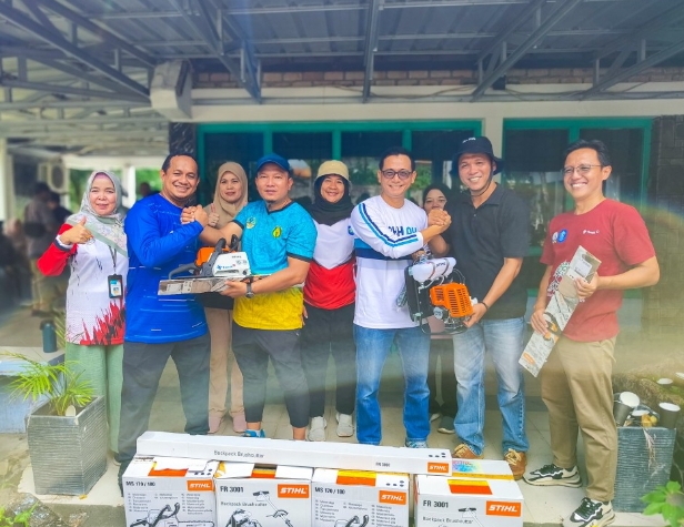 Dukung Pelestarian Lingkungan dan Penataan Kota, PT Timah Serahkan Bantuan Peralatan Kebersihan ke DLH Bangka