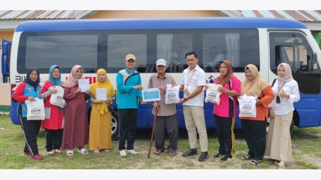 Ratusan Warga Desa Gemuruh Serbu Mobil Sehat PT Timah Tbk