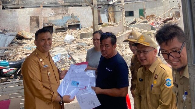 Pemkot Pangkalpinang Serahkan Dokumen Kependudukan Korban Kebakaran di Kampung Bintang