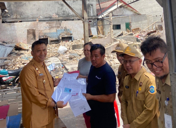 Pemkot Pangkalpinang Serahkan Dokumen Kependudukan Korban Kebakaran di Kampung Bintang