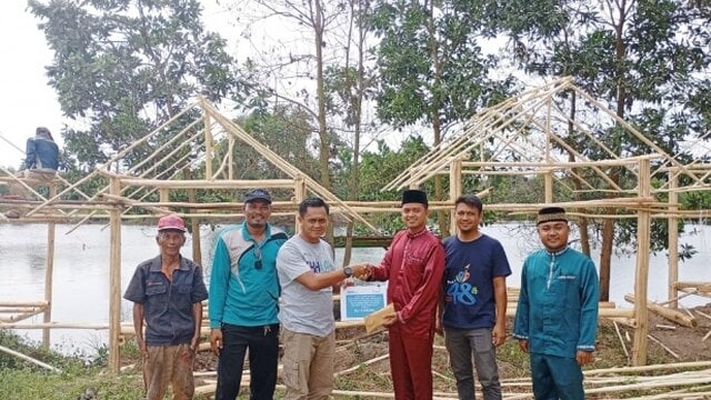 Dukung Wisata Bebek Air Desa Gemuruh, PT Timah Serahkan Bantuan Untuk Pembangunan Dermaga