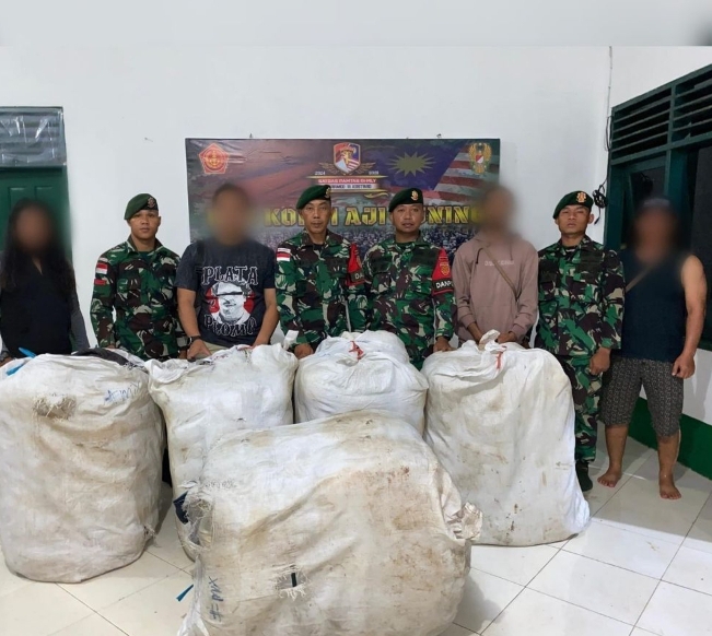 Timgab TNI Berhasil Gagal Penyeludupan Pakaian Bekas di Perbatasan RI-Malaysia