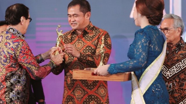 Kasad Jenderal Maruli Dianugerahkan Penghargaan Nawacita Awards 2024