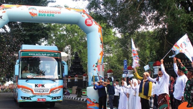 Roadshow Bus Anti Korupsi KPK: “Hajar Serangan Fajar”