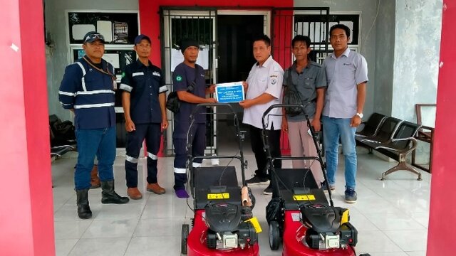 Pemdes Pasir Putih Terima Bantuan 2 Unit Mesin Rumput dari PT Timah Tbk