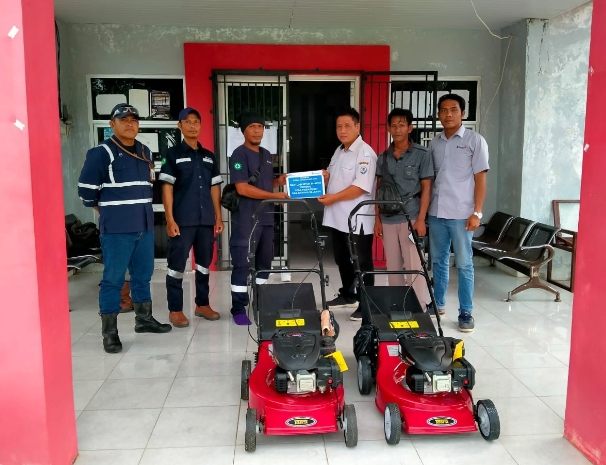 Pemdes Pasir Putih Terima Bantuan 2 Unit Mesin Rumput dari PT Timah Tbk
