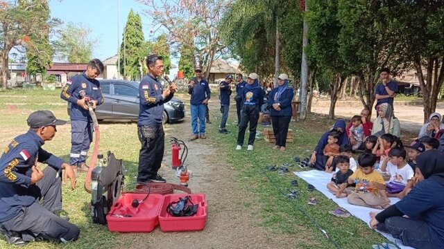 Bersama Alinea, Tim Damkar PT Timah Edukasi Tentang Bahaya Api ke Anak-anak