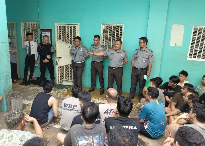 Sinergi di Lapas: Kalapas Ajak Warga Binaan Berperan Aktif dalam Kebersihan