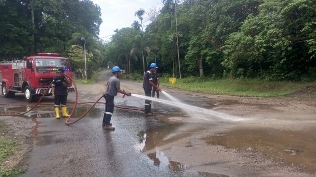 Cegah Lakalantas, Karyawan PT Timah Bersihkan Tumpukan Pasir di Komplek Timah Bangka Barat