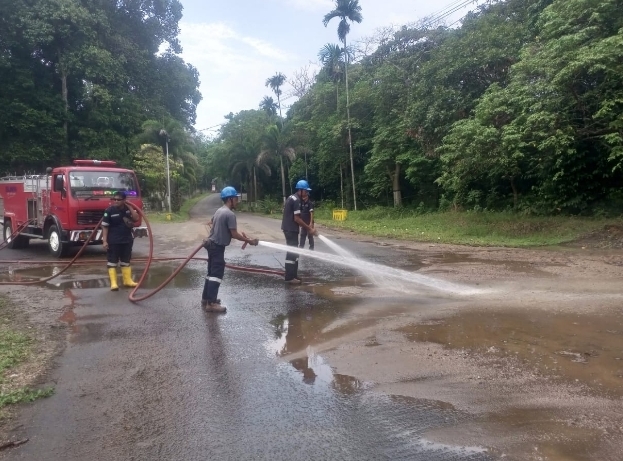 Cegah Lakalantas, Karyawan PT Timah Bersihkan Tumpukan Pasir di Komplek Timah Bangka Barat