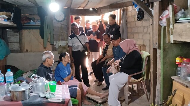 Relawan Kotak Kosong Kota Pangkalpinang Bersama Radmida Dawam Beri Bantuan Kepada Penderita Kanker Payudara
