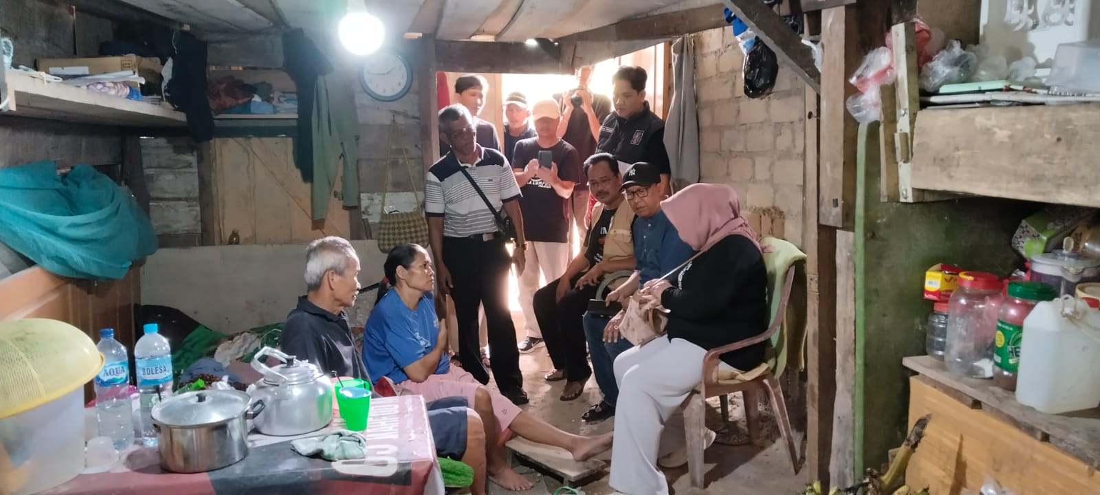 Relawan Kotak Kosong Kota Pangkalpinang Bersama Radmida Dawam Beri Bantuan Kepada Penderita Kanker Payudara