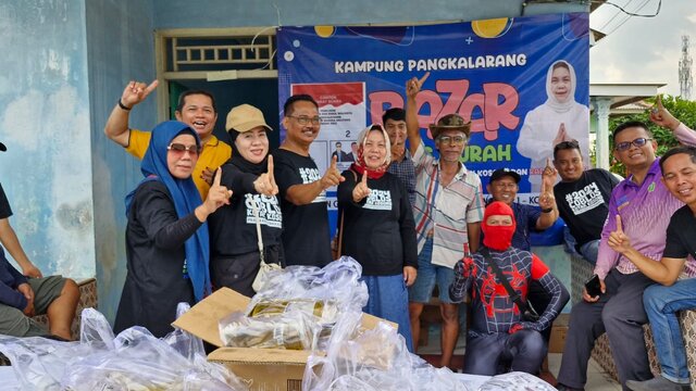 Radmida Dawam Bersama Relawan Kotak Kosong Gelar Bazar Minyak Goreng Murah di Pangkalarang